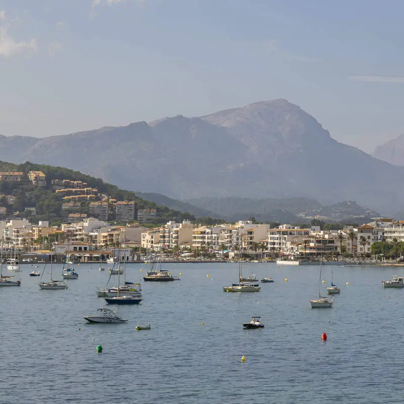 Bahía de Puerto Pollensa con barcos y la Serra de Tramuntana al fondo