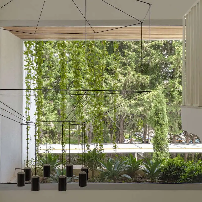 Interior mediterráneo moderno con vistas a un jardín paisajístico