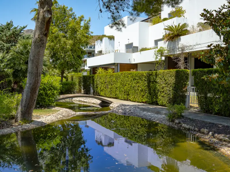 Jardín mediterráneo y piscina en una propiedad residencial del norte de Mallorca