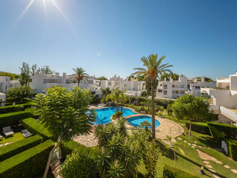 Apartamentos mediterráneos blancos con jardines y piscina en el norte de Mallorca
